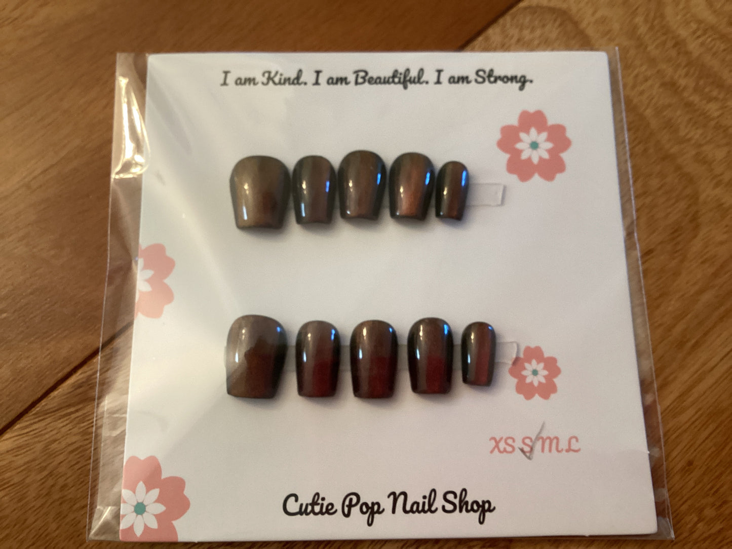Cat’s Eye Magenta Shift Vertical press-on nails in a rich magenta color with vertical color-shifting shimmer and a glossy finish – displayed on a Cutie Pop Nail Shop card.