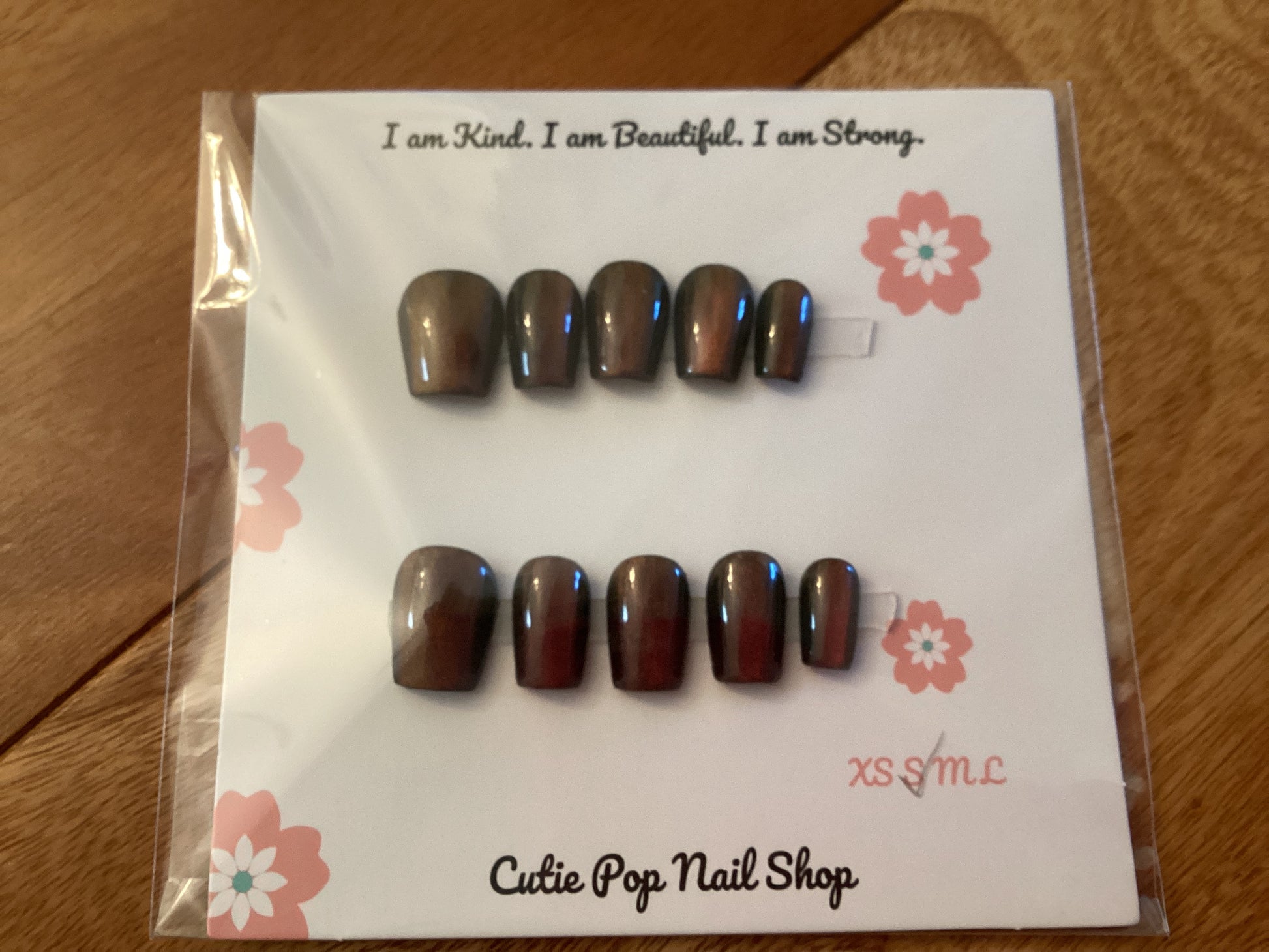 Cat’s Eye Magenta Shift Vertical press-on nails in a rich magenta color with vertical color-shifting shimmer and a glossy finish – displayed on a Cutie Pop Nail Shop card.