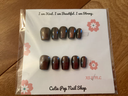 Cat’s Eye Magenta Shift Vertical press-on nails in a rich magenta color with vertical color-shifting shimmer and a glossy finish – displayed on a Cutie Pop Nail Shop card.